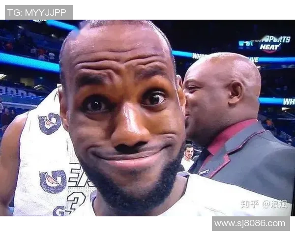 足球星的笑容像阳光一样温暖点亮了赛场与球迷心中的激情