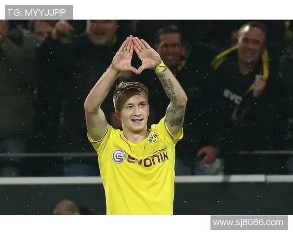 足球超级球星引领全球风潮揭秘足坛传奇人物的成长与辉煌历程 足球超级球星引领全球风潮揭秘足坛传奇人物的成长与辉煌历程