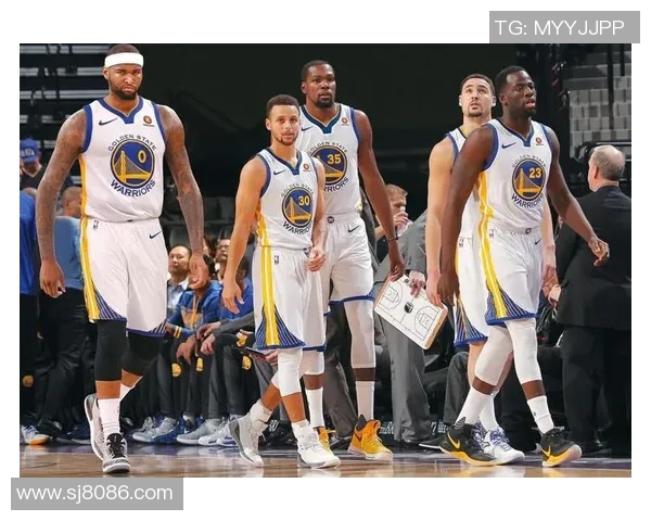 全明星球员齐聚足球场精彩瞬间尽收眼底